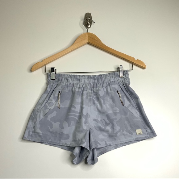 Vuori Pants - Vuori Dash Gray Camo Shorts. Size X-Small.